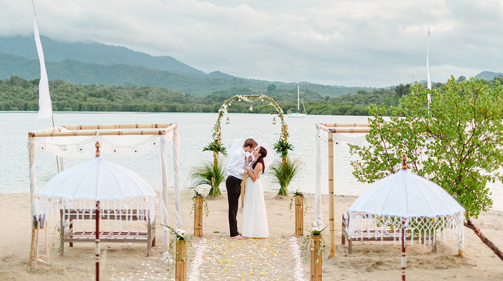 sunset beach wedding photography at the menjangan dynasty resort