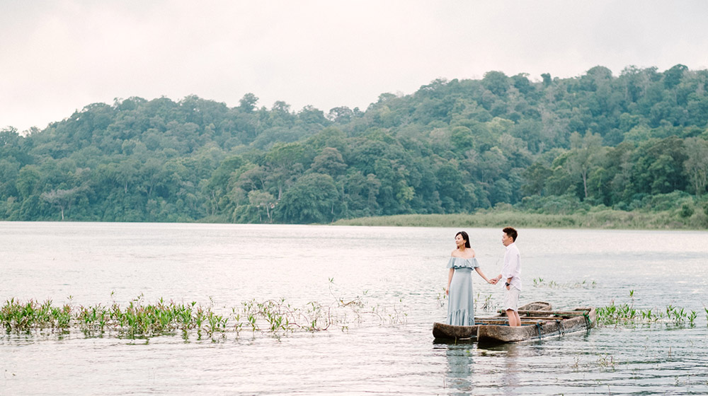 bali post wedding photography at tamblingan lake