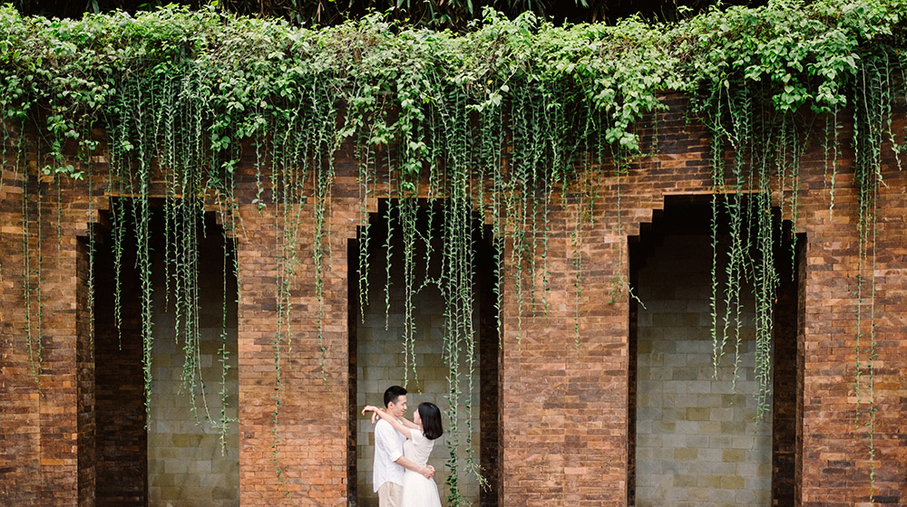 bali engagement session at mandapa ubud