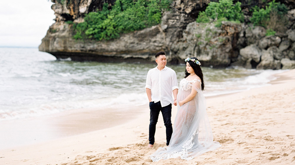 beach maternity shoot in bali