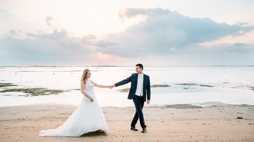 sanur beach honeymoon photo session