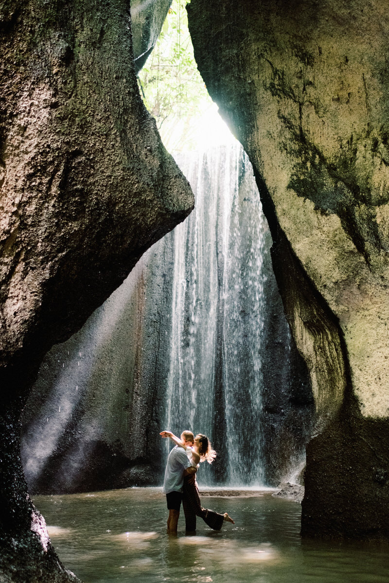 tukad cepung waterfall prewedding