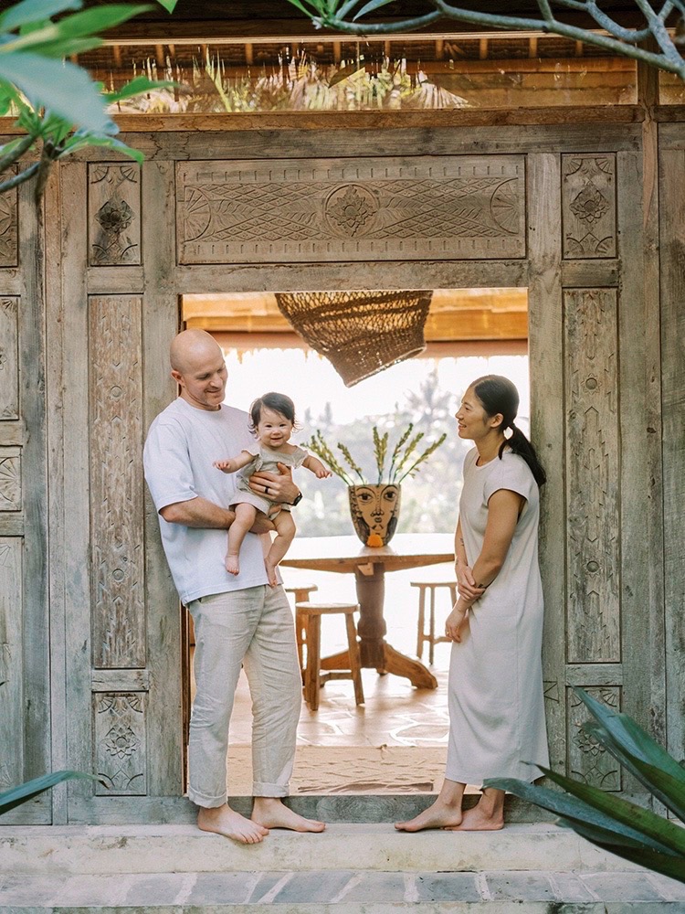 in home family photo session in ubud villa