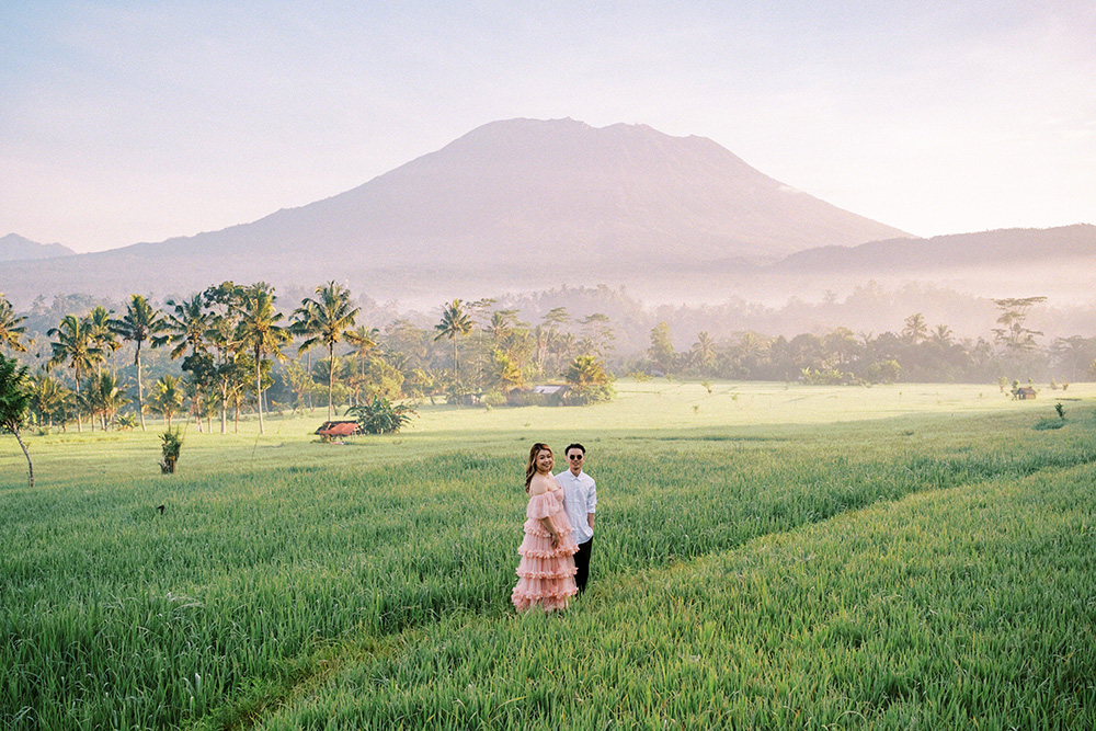 prewedding session with mount agung view