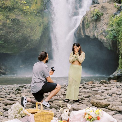 bali-waterfall-surprise-proposal-with-a-picnic