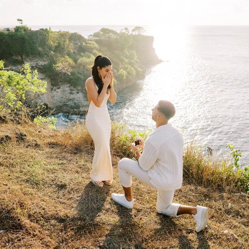 romantic-clifftop-proposal-in-bali